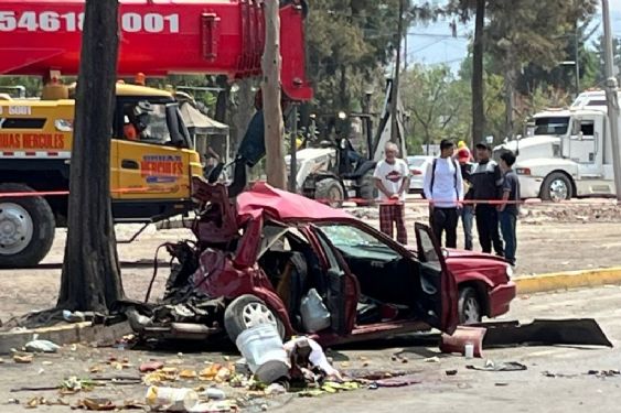 Foto de: Tráiler provoca choque múltiple y mata a dos trabajadores en Calzada Zaragoza de Iztapalapa | FOTOS