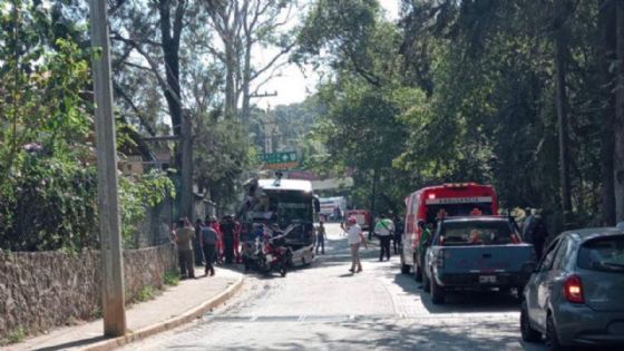 Foto de: Autobús de pasajeros embiste a 7 autos en Valle de Bravo; deja varios lesionados y 3 viviendas afectadas | FOTOS