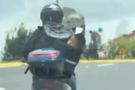 Foto de: Motociclista traslada a bebé en mochila de delivery sin casco ni otra protección: VIDEO