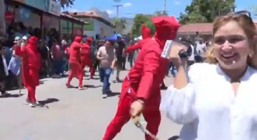 Agarran a latigazos a reportera que transmitía en vivo celebraciones de Semana Santa | VIDEO