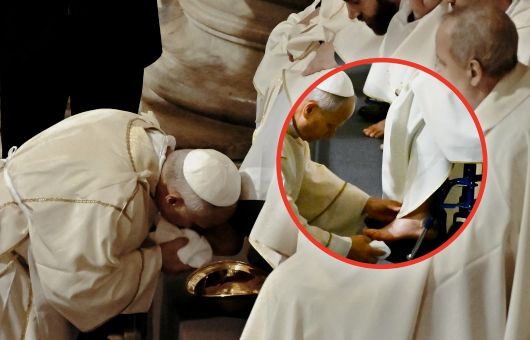 De vuelta a las tradiciones católicas: el papa León XIV lavó los pies de 12 sacerdotes