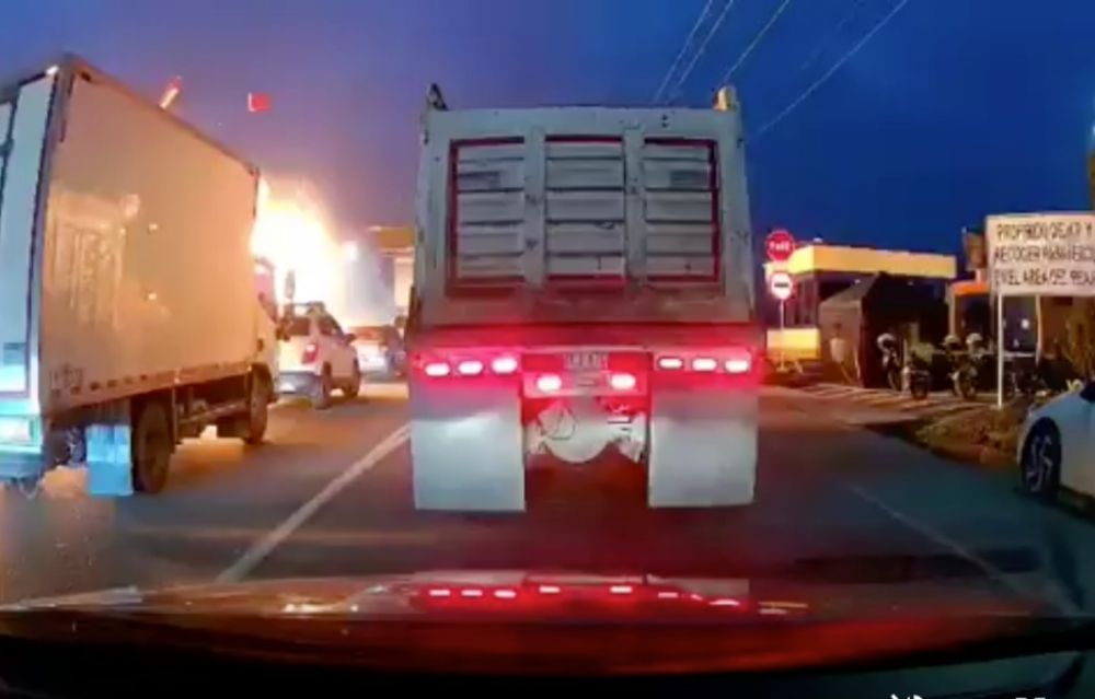 VIDEO: Impactante choque en caseta de peaje provoca explosión con cinco muertos y 21 heridos