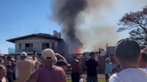 Foto de: Avioneta se estrella contra restaurante en una zona residencial, hay al menos tres muertos: IMÁGENES IMPACTANTES