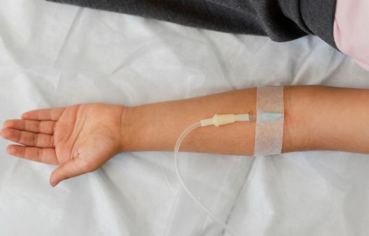 Crece la tragedia: Van 8 muertes por sueros vitaminados en Sonora, la Fiscalía ya busca al médico Maximino N