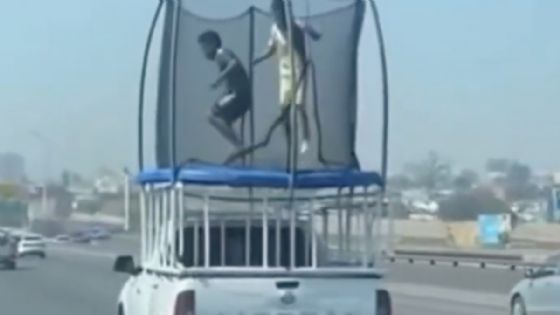 ¡Pudo terminar en tragedia! Graban a niños saltando en trampolín sobre camioneta en marcha en Puebla: VIDEO