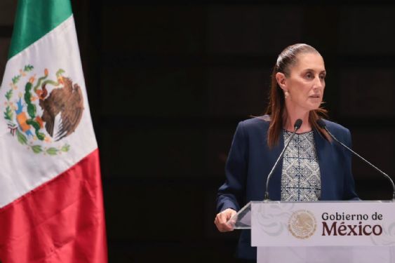 Foto de: Claudia Sheinbaum anuncia incremento salarial del 9% para maestras y maestros de México