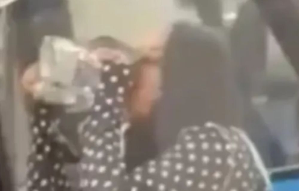 Mujer bebe botella completa de tequila para evitar tirarla en el aeropuerto | VIDEO VIRAL