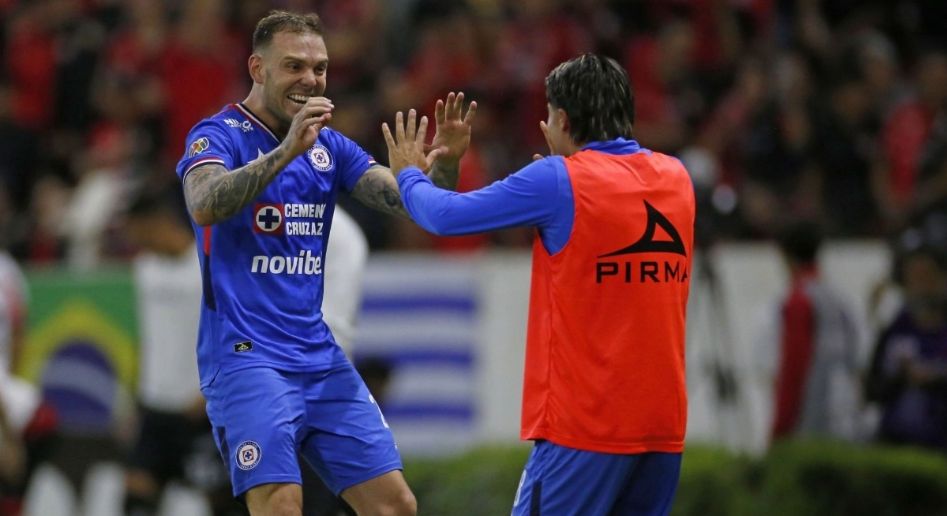 Cruz Azul pega primero en el Jalisco con victoria dramática ante Atlas