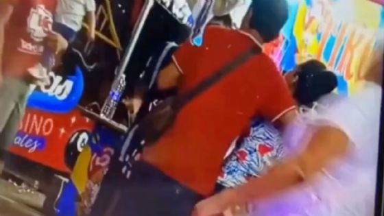 Captan a sujeto tocando indebidamente a su hija mientras abraza a la madre en plena feria: VIDEO