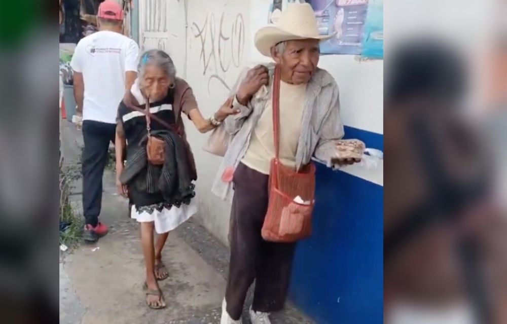 VIDEO enternece redes | Abuelito guía de la mano a su esposa ciega mientras venden cacahuates en Chilpancingo