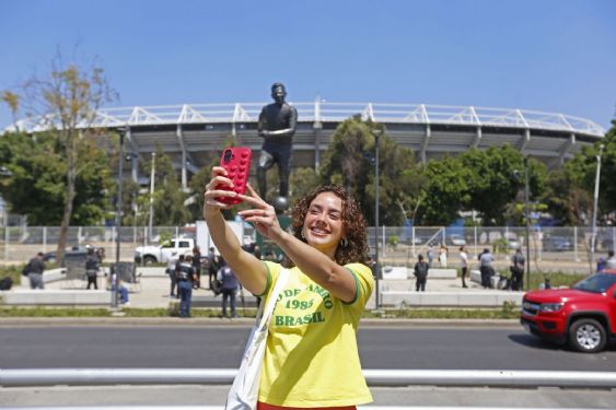 Guadalajara devela escultura de Pelé entre polémica por derechos de imagen