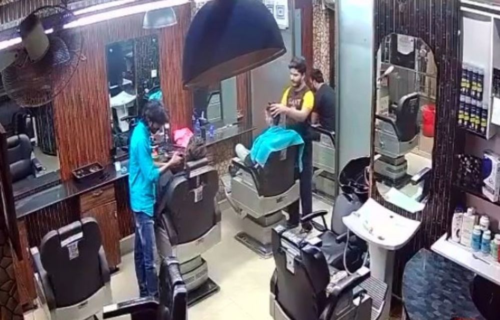 Barbero le rompe el cuello a su cliente, pretendía relajarlo con una técnica de quiropraxia | VIDEO FUERTE