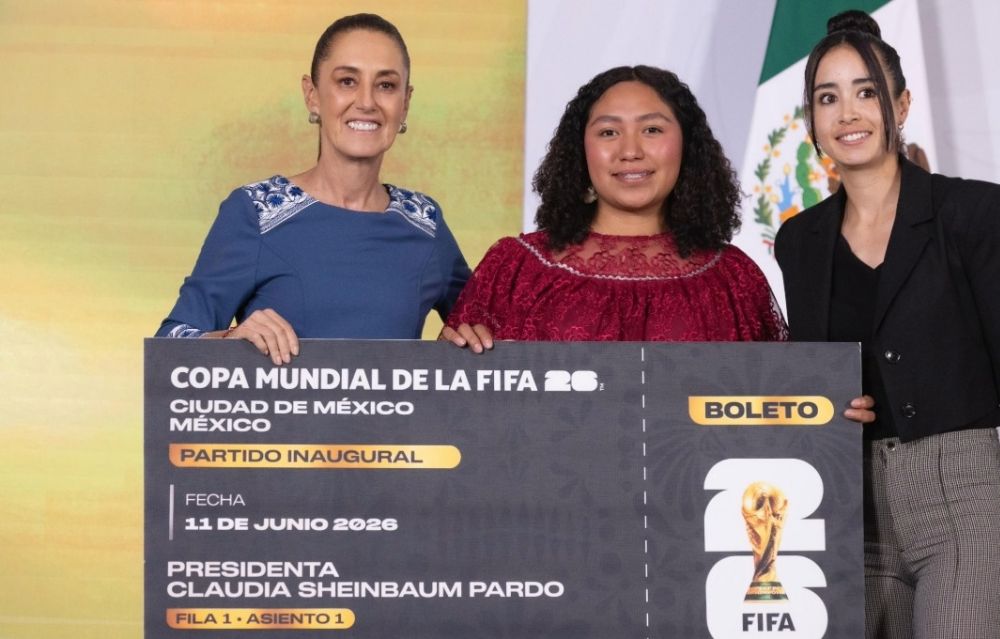 Claudia Sheinbaum entrega boletos del Mundial a 4 talentosas jóvenes mexicanas