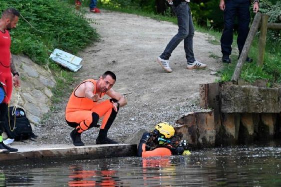 Foto de: Hallan a niño estrangulado con una toalla en el río, sospechan de sus 2 amigos que querían su "equipo de pesca"