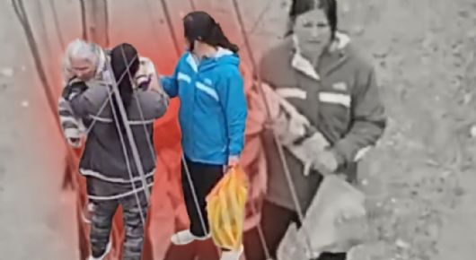 Abuelita es cruelmente agredida por dos mujeres, fue arrastrada y golpeada | VIDEO