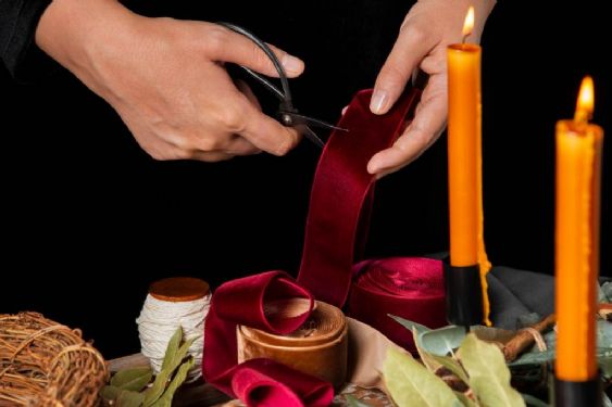 El ritual de la vela con siete nudos para cortar deudas de energía