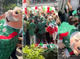 Mexicanos festejan el triunfo de la Seleción con un Dr Simi, lo alzan en hombros y luego lo dejan caer
