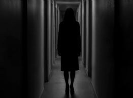 ¿Qué significa ver una sombra negra en tu casa en lo espiritual?