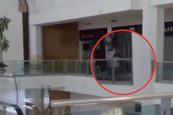 Supuesta niña fantasma se aparece en un centro comercial de noche y asusta a trabajadores | VIDEO