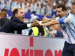 El gesto de Messi: celebró su segundo gol con un periodista antes que con el equipo