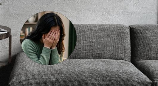 Hallan a niña de 4 años "deshidratada y en shock" junto al cadáver de su madre en el sofá, llevaba días muerta