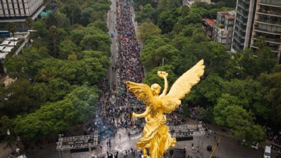Rompen el récord de la ola más grande del mundo en Paseo de la Reforma, comenzó desde el Ángel de la Independencia VIDEO