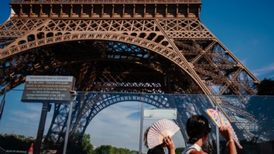 Foto de: Por ola de calor que ha dejado miles de muertos, la Torre Eiffel y otros sitios turísticos de París anuncian cambios