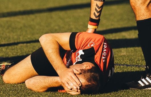 Futbolista se fractura el cuello al intentar una chilena en un partido amateur | ¿El VIDEO es real?