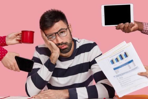 La psicología advierte: estar siempre trabajando puede ser síntoma de un padecimiento emocional grave