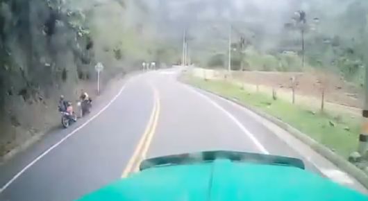 Motociclista muere tras provocar aparatoso choque frontal con otro biker, así fue el momento exacto | VIDEO
