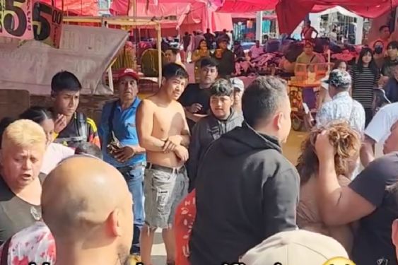 Captan a vendedor de tianguis pesando mercancía con "báscula fantasma" | VIDEO