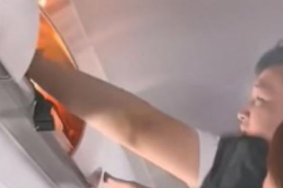 Foto de: Explosión dentro de un avión desata pánico entre los pasajeros y todo queda grabado | VIDEO