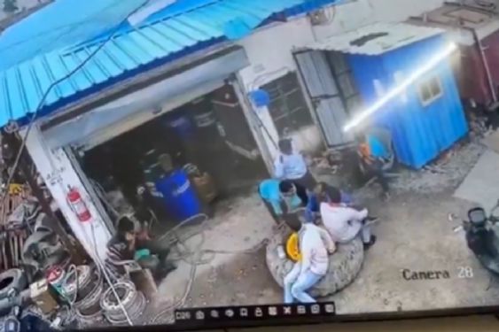 Foto de: Muere trabajador mientras inflaba una enorme llanta, así fueron sus últimos segundos con vida | VIDEO FUERTE