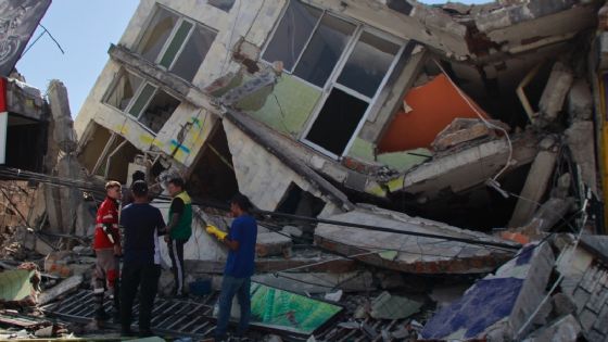 Graban el momento exacto en que una estructura cae sobre 4 personas durante terremoto de 7.4 en Colombia | VIDEO
