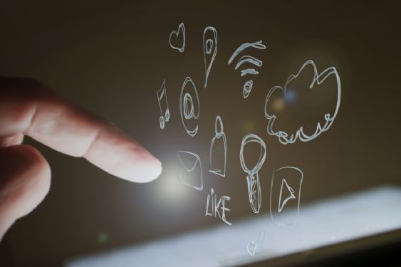 Entre las redes sociales y el uso de la IA