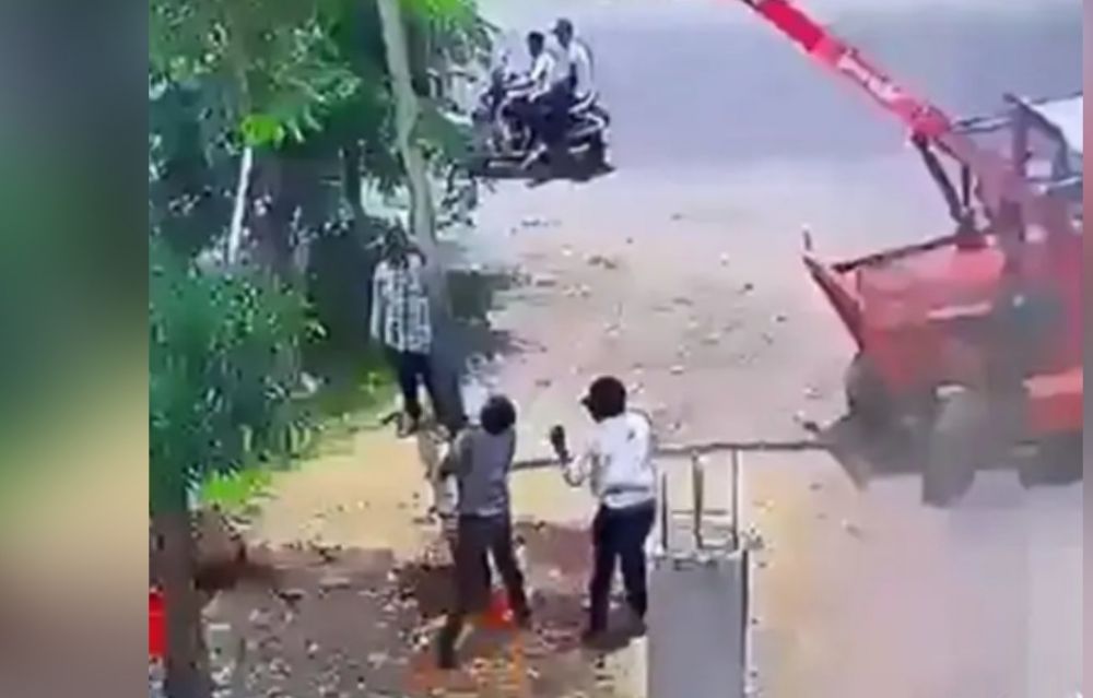 Muere trabajador electrocutado mientras cambiaba un poste, un error de sus compañeros acabó con su vida | VIDEO FUERTE