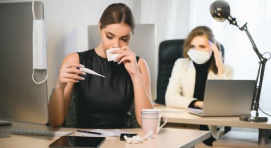 La legislación laboral lo confirma: pueden despedirte sin indemnización si te vas de vacaciones durante una baja médica