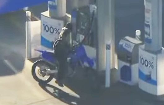 Huyó de la policía en moto, se detuvo a cargar gasolina y terminó detenido el día de su cumpleaños | VIDEO