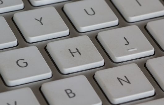 ¿Por qué las letras F y J del teclado tienen un borde y para qué se usa?