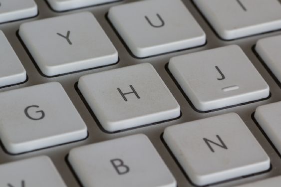 ¿Por qué las letras F y J del teclado tienen un borde y para qué se usa?