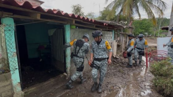 Foto de: IMÁGENES IMPACTANTES: En 15 minutos, río se desborda y el agua arrasó con viviendas, huertas y ganado en Guerrero
