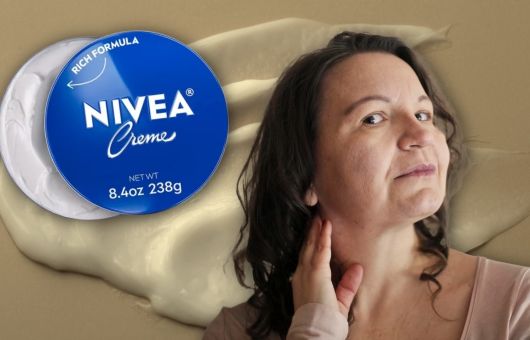 Mezclar la crema Nivea de bote azul con sérum puede hacer maravillas en tu cuello y prevenir las arrugas