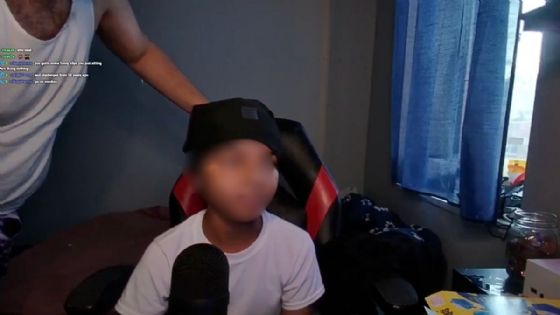 Foto de: Un joven streamer de 13 años es agredido por su padre durante una transmisión en vivo | IMÁGENES FUERTES