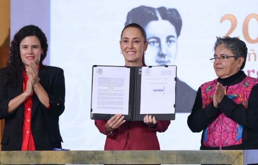 Sheinbaum firma decreto para mayor transparencia en información pública