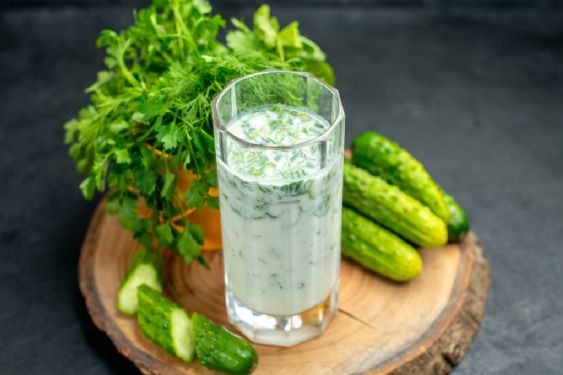 Agua de pepino, perejil y limón: ¿cómo se hace y para qué ayuda? La bebida refrescante que puedes preparar en casa