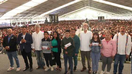 Foto de: Entregan más de 24 mil becas para útiles y uniformes a estudiantes de secundaria en CDMX