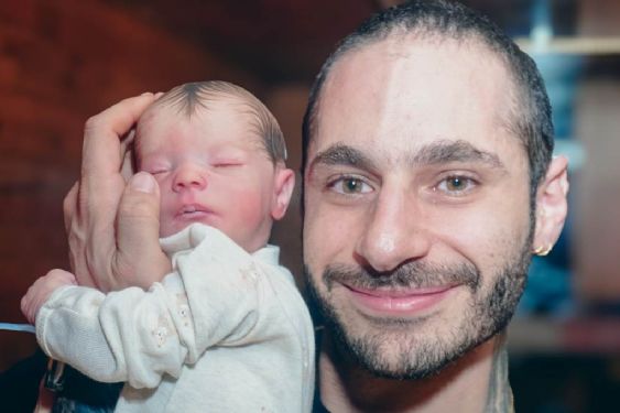 Rayito, hermano de YosStop, presenta a su hijo y causa polémica en redes sociales