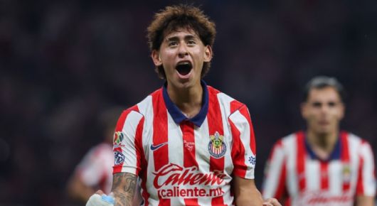 Chivas se luce y golea 3-0 a Pumas en Guadalajara; logran liderato de la Liga MX