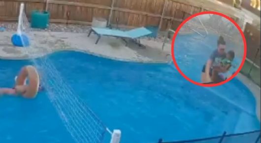 VIDEO | Conductor a exceso de velocidad destruye la cerca de una casa y casi atropella a tres niños en una alberca