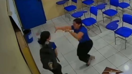 Alumna ataca a su profesora con un cuchillo porque le cae mal y agresión queda grabada en VIDEO